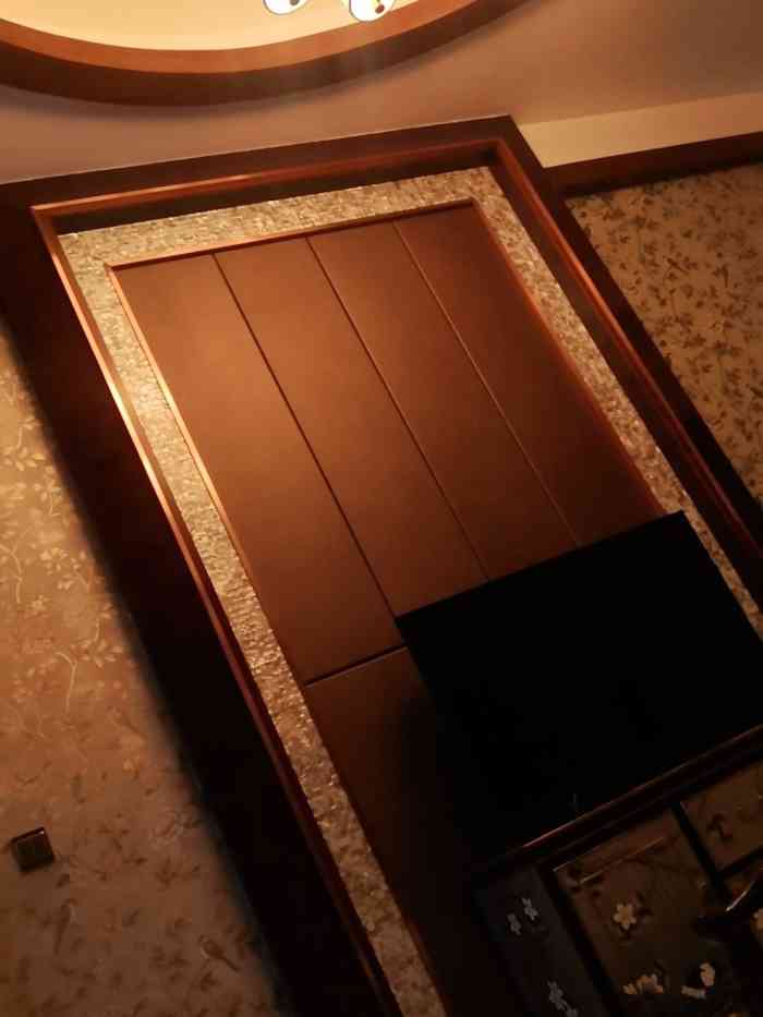 东方浅深贵足(德雅路店)-"[薄荷]环境:灯光昏暗,沙发摆的让人看.