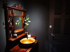 -Noir. Dining in the Dark
