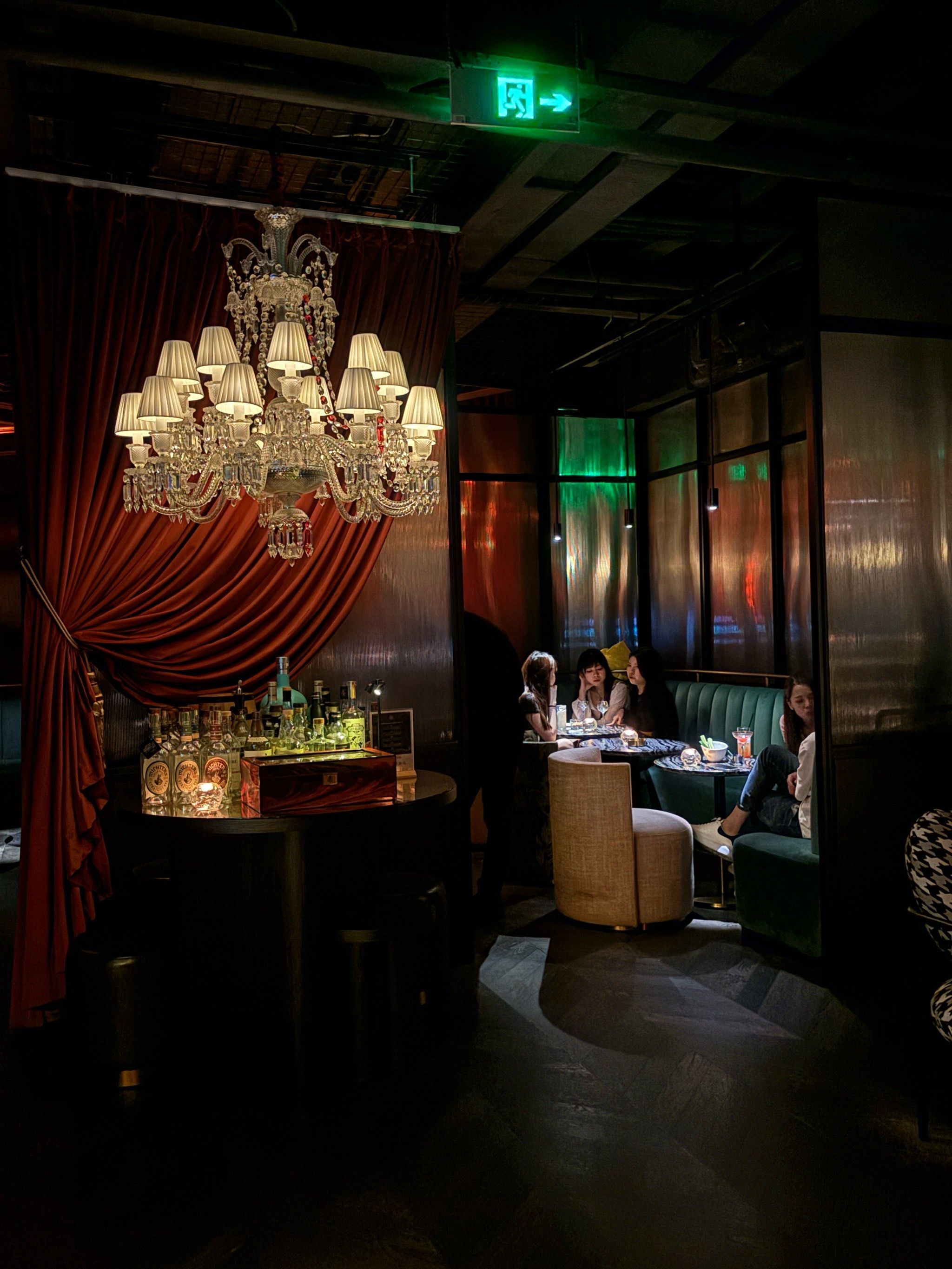 放松了 点上一杯特调告别白天的嘈杂 吧台氛围超棒的哦
#威士忌酒吧