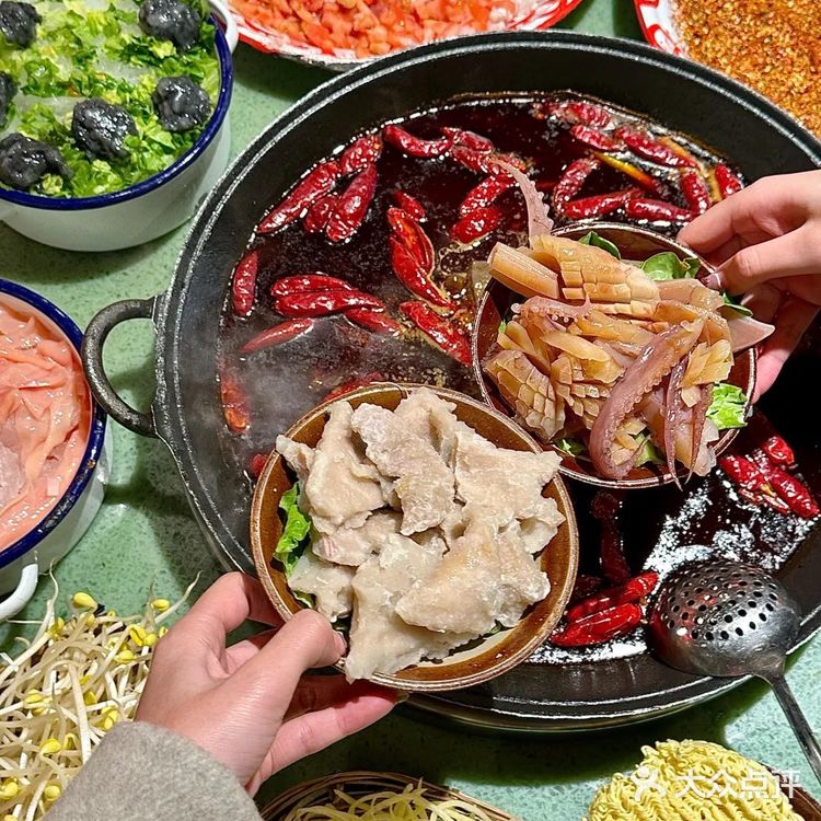 重庆人吃火锅已经！炫一大盆辣椒了
