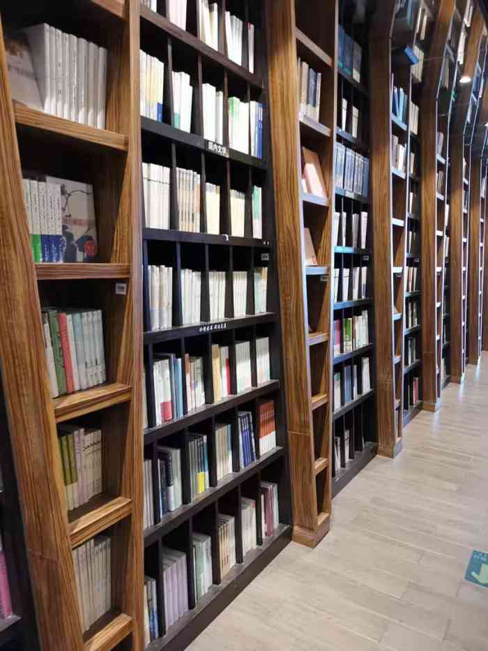 钟书阁(星光广场店)-"国际滨的网红书店,钟书阁位于星光大道一期.