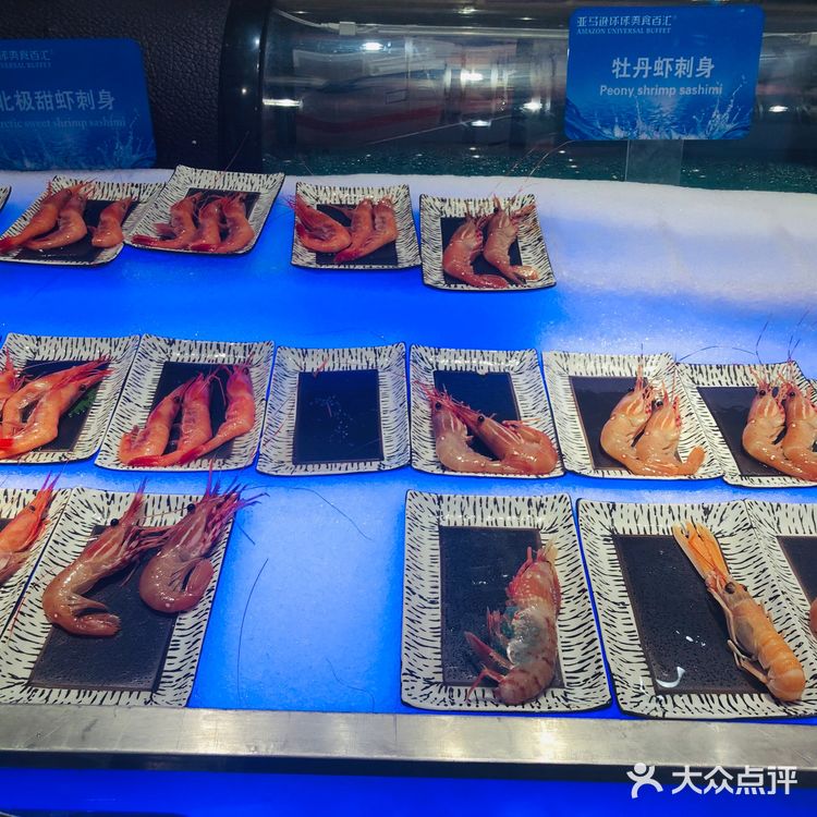 各种贝类 肉肉也很多 水果里面烤榴莲