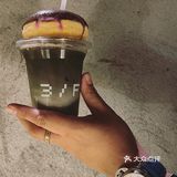 杯中風物匯成灰色的詩，塵世内，夜未央，別有風光。