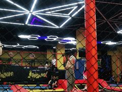 -爱蹦iBOON蹦床运动馆(江汉店)