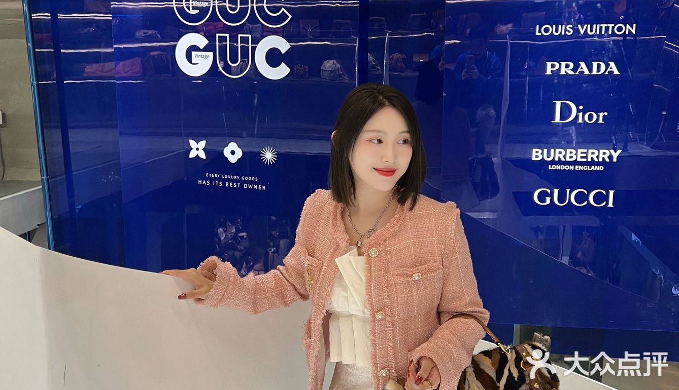 像LV，香奈儿等等，也可以上身背一下