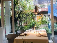 靠窗位-春树下·树屋花房西餐厅(罍街AS1980店)