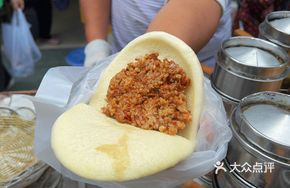 Lean Pork Steamed with Noodles