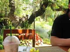 -Chom Cafe and Restaurant