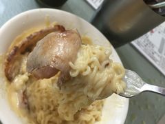 猪颈肉芝士捞公仔面-新记餐厅(香槟大厦店)