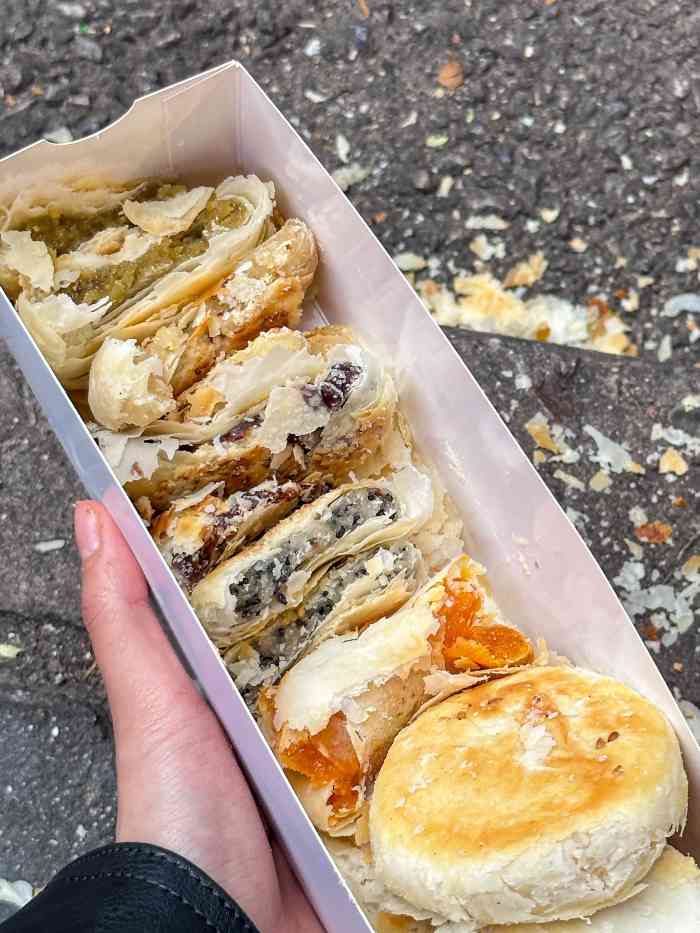 矮子酥饼(回民街总店)-"酥饼真的好酥啊 很干脆的酥 「黑芝麻饼.