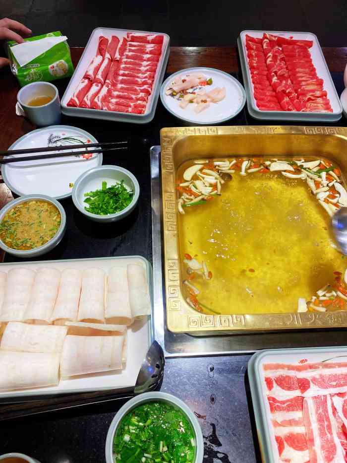 三川火锅-"就在源宿酒店旁,晚上满座,味道正宗."-大众点评移动版