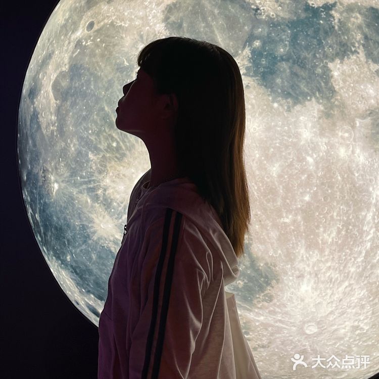 南昌首家边吃火锅边蹦迪季季红！宇宙迪斯科风新主题