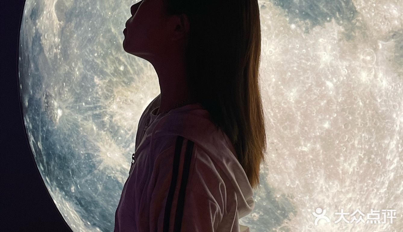 南昌首家边吃火锅边蹦迪季季红！宇宙迪斯科风新主题