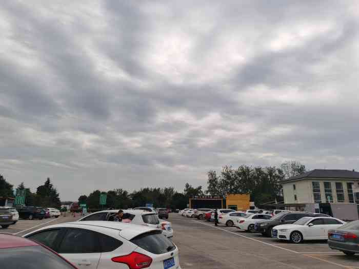 高邮龙奔服务区停车场"高邮龙奔服务区,又是一个配套全到会让人误.