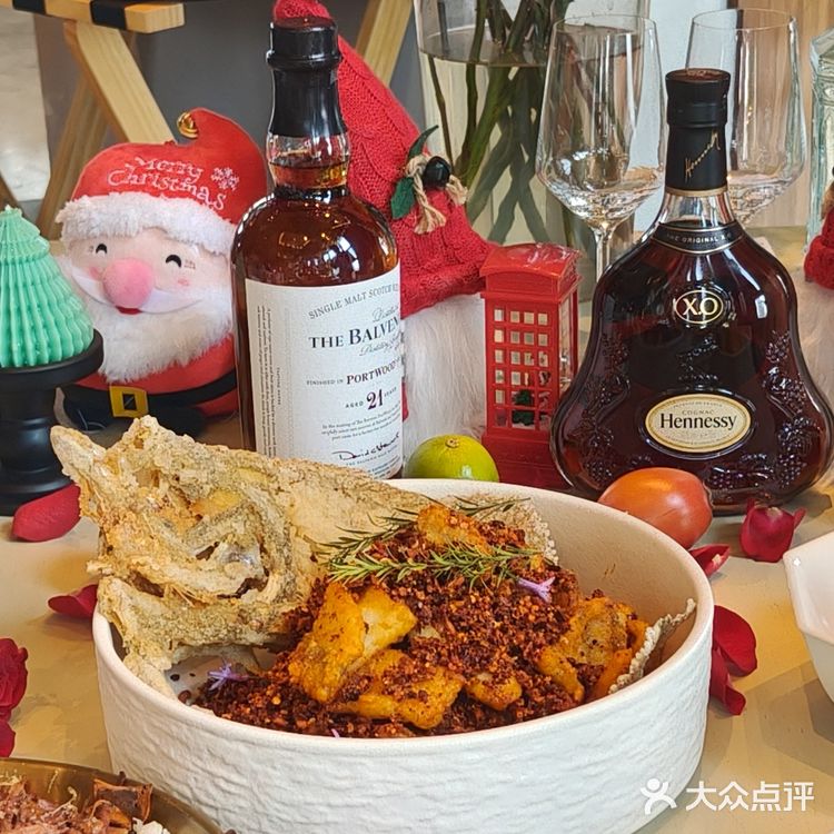 听说外国人都要来新粮仓过圣诞，还有假面舞会