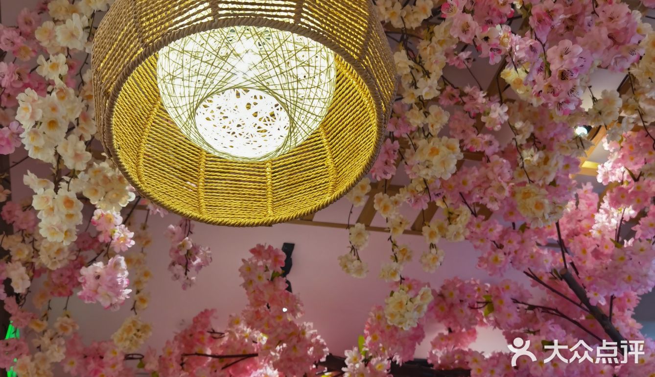 这家寿司店的店铺面积不是很大,但是服务人员十分热情周