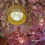 这家寿司店的店铺面积不是很大,但是服务人员十分热情周