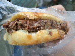 烧饼夹牛肉-老西关黄老太牛肉烧饼