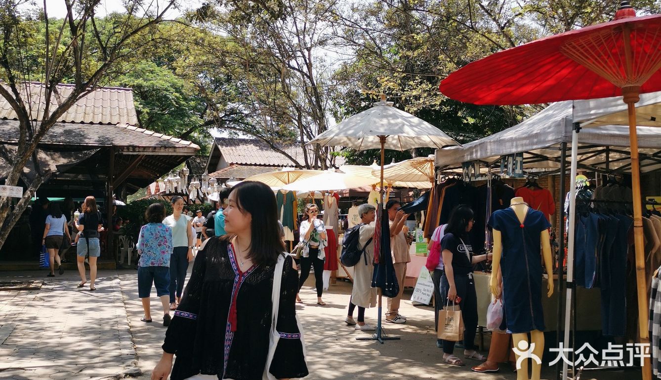 在清迈🇹🇭拎着这袋奶绿逛市集啦[加油]