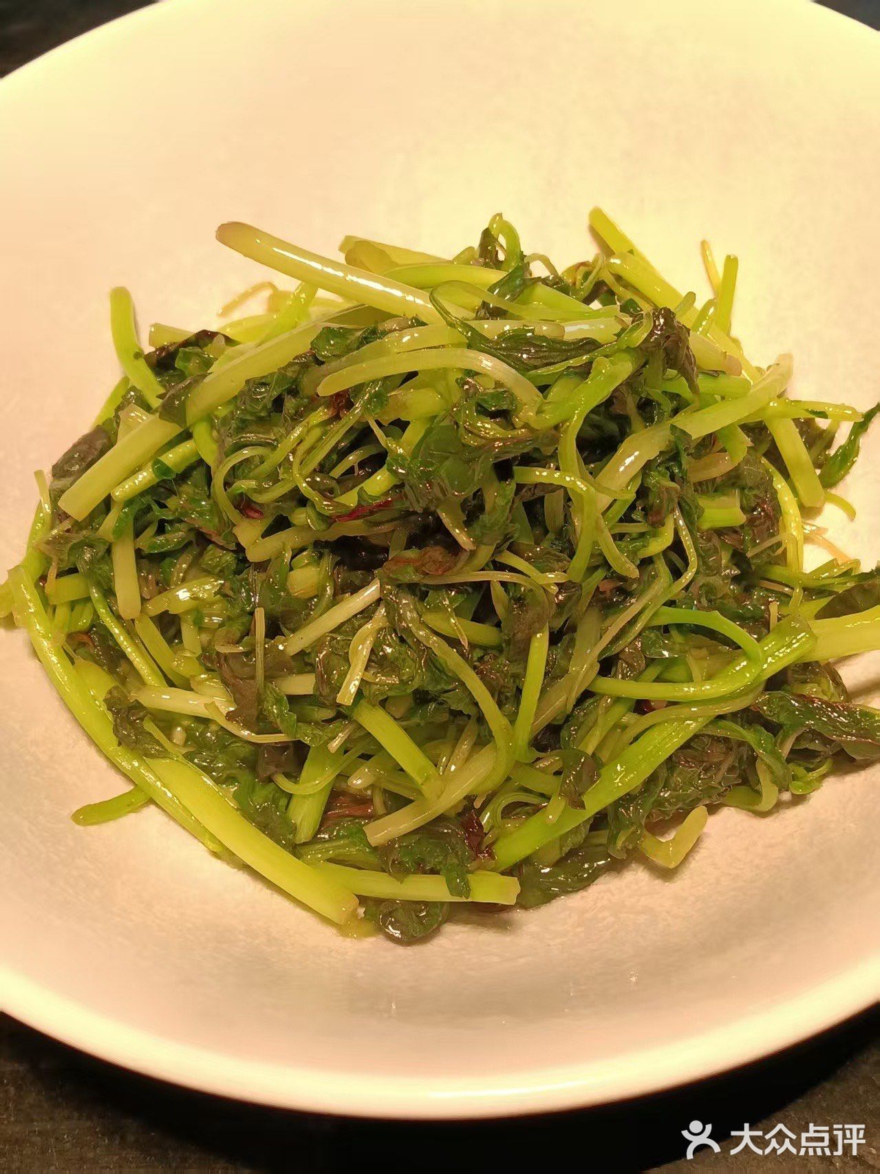 青椒炒小河虾:河虾饱满,和青椒、蒜末同炒,香气应该很足