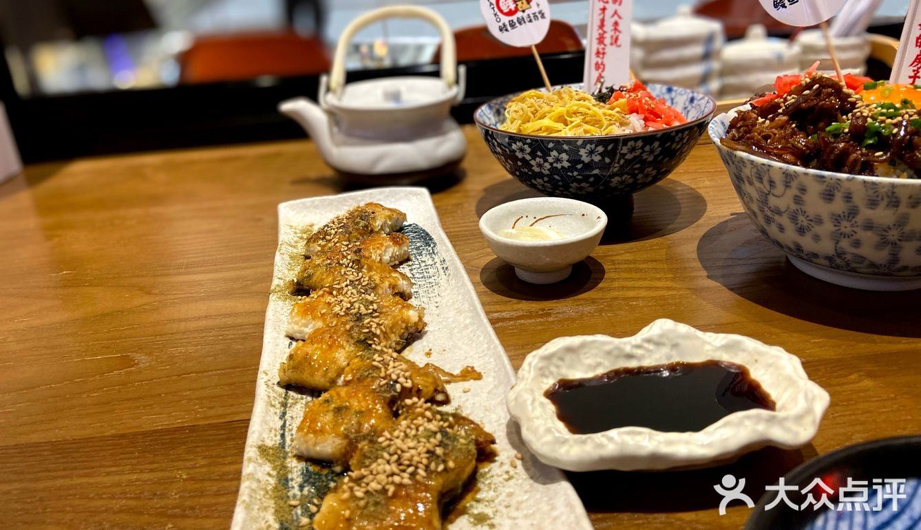 服务生超级热情，会主动来介绍店里的特色菜