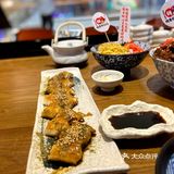 服务生超级热情，会主动来介绍店里的特色菜