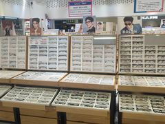 -美式眼镜·授权蔡司.依视路.尼康.豪雅.明月(人民广场店)