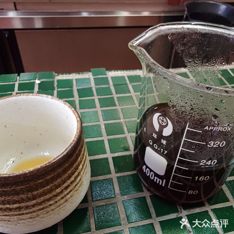 在景区与民居中间生活