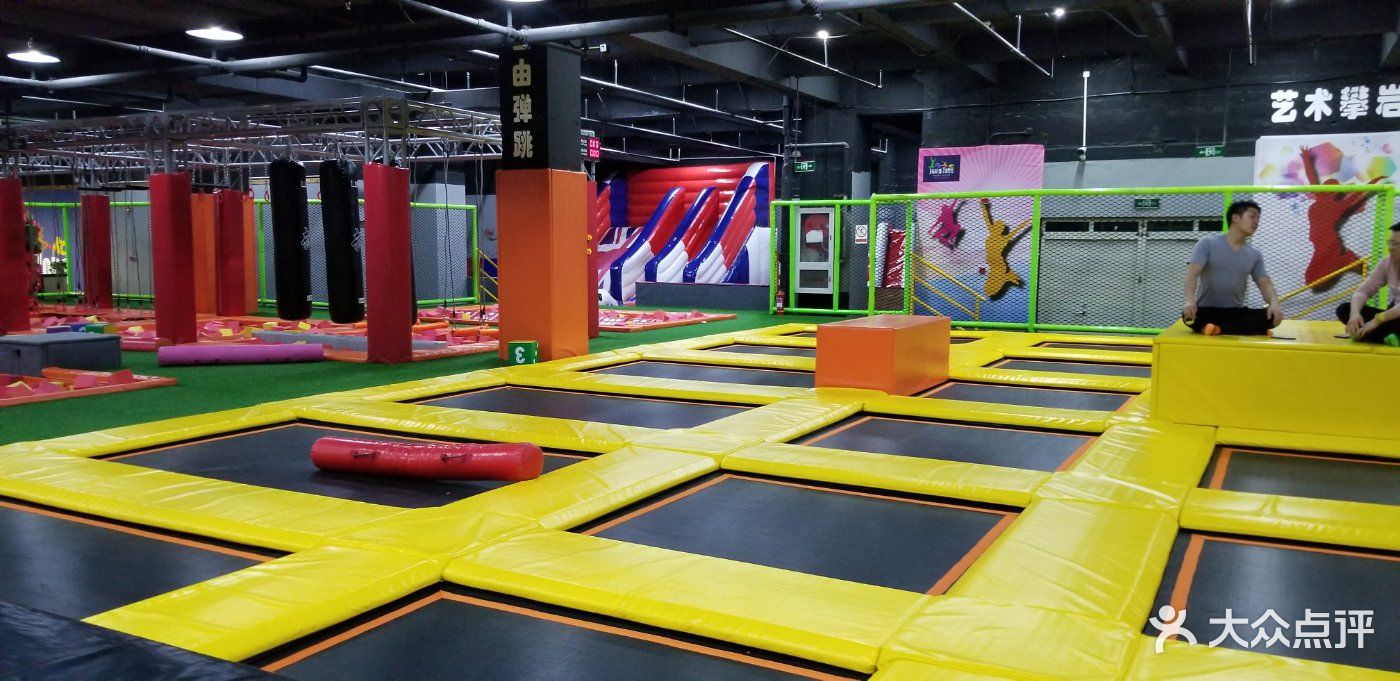 蹦客地带蹦床主题运动馆