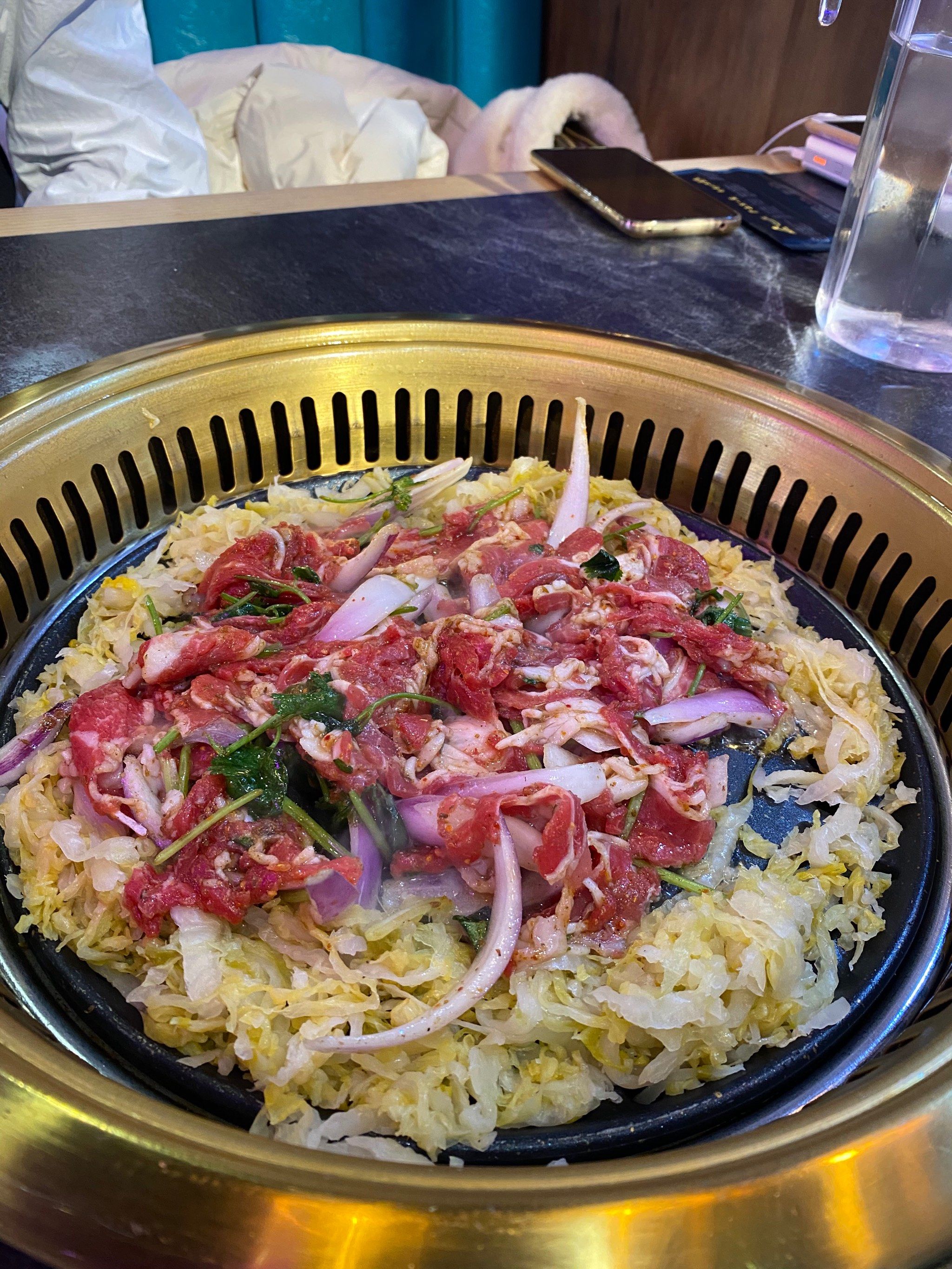 但是这个酸菜和烤肉真的挺不错
「招牌肥牛」「正宗东北酸菜」就是