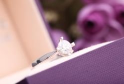 小石头2-威德钻石-克拉钻大本营(南京东路店)