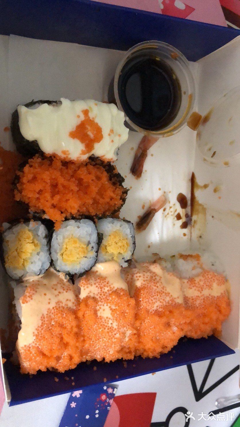 要了一个寿司小盒。里面有肉松小卷。三文鱼寿司
