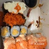 要了一个寿司小盒。里面有肉松小卷。三文鱼寿司
