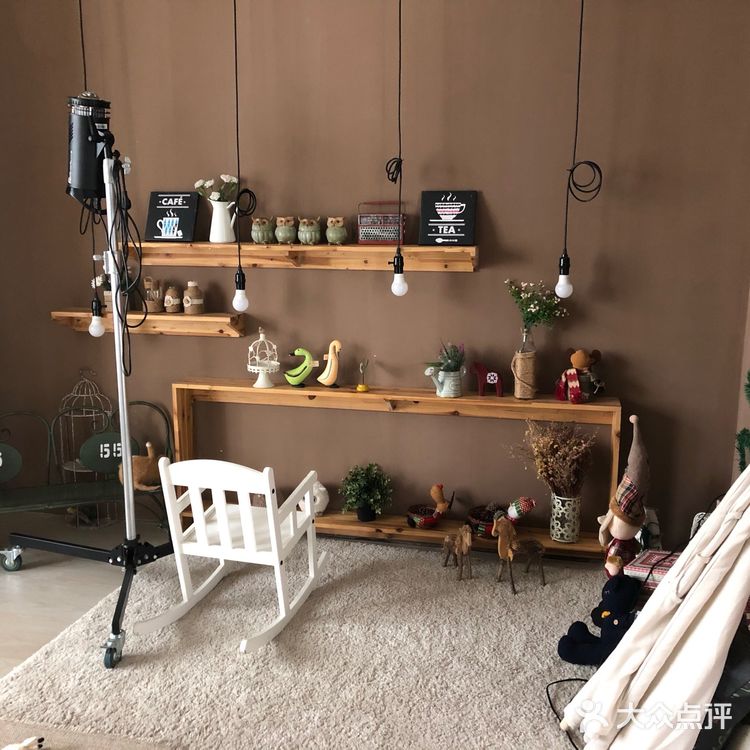 店铺主打儿童+孕妇+全家福的摄影 环境属于工业风