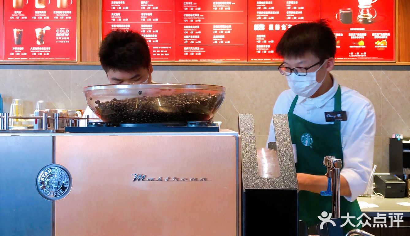 吃完饭旁边就是星巴克，来一杯咖啡️续命。人挺多的