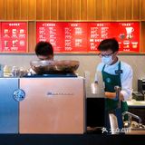 吃完饭旁边就是星巴克，来一杯咖啡️续命。人挺多的