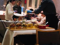 浇汁芝士汉堡-解放碑威斯汀酒店-知味国际美食餐厅