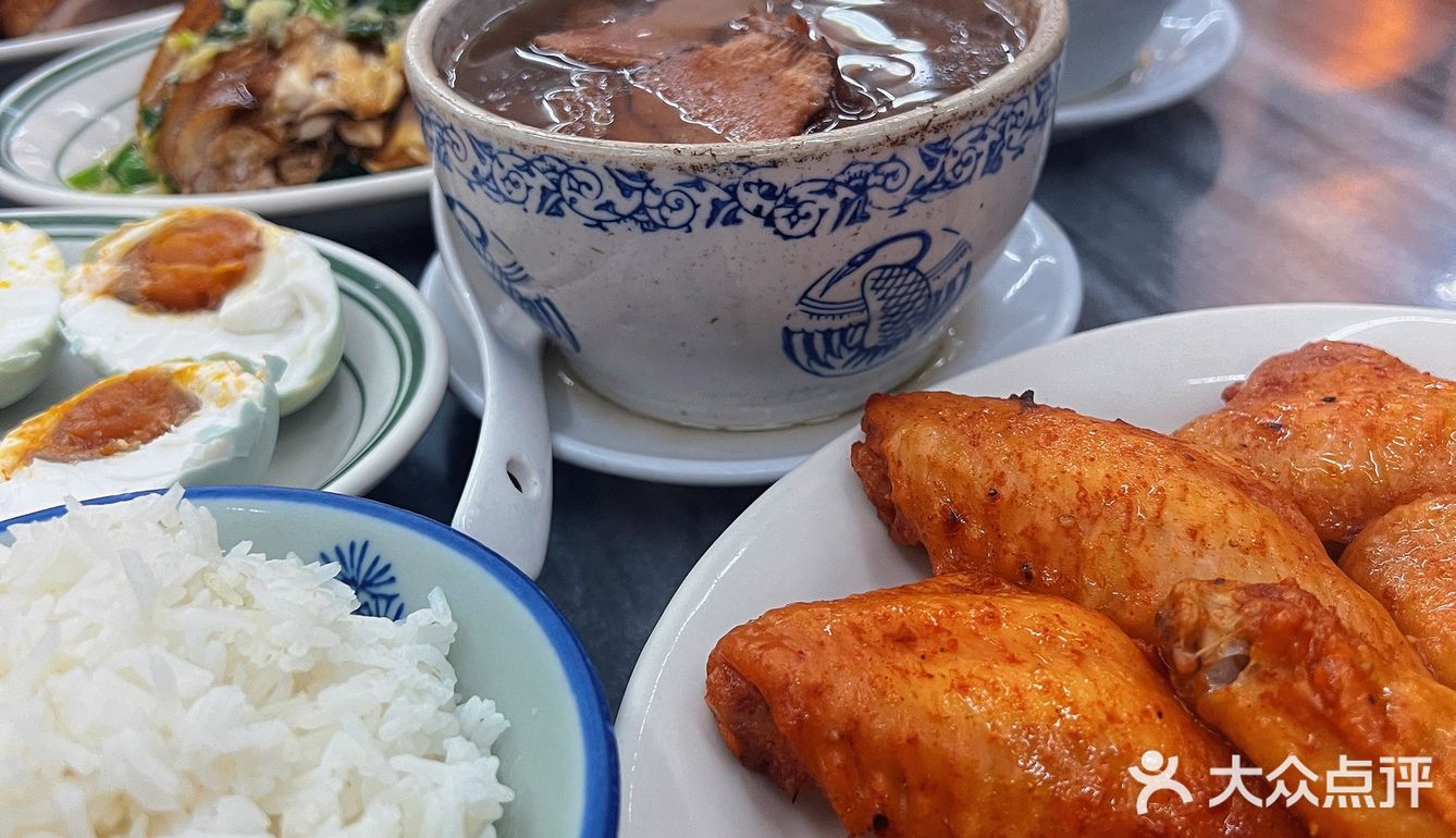 服了，猜猜是哪家公司的饭堂……