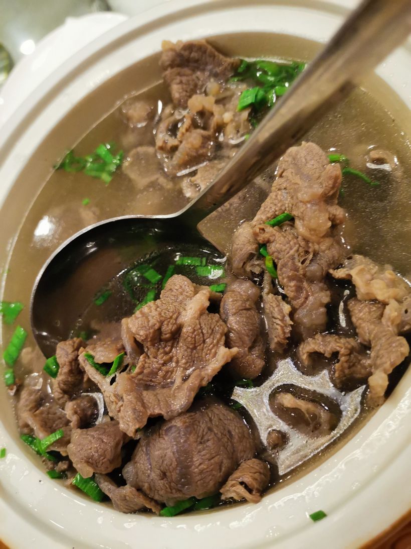 清汤泉水和牛,牛肉非常的鲜嫩喝了一口汤后回味有点甜,我连喝了二碗真