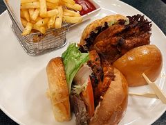 鸡排汉堡配香脆薯条-WOLFGANG PUCK KITCHEN & BAR(迪士尼小镇店)