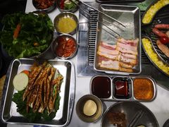 -山野的朋友露营炭火烤肉