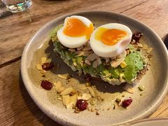 两只牛油果朝一溏心蛋烤全麦面包-salée