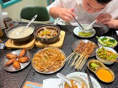 -何妹湿辣牛肉·粤式烧烤砂煲(桂雅路店)