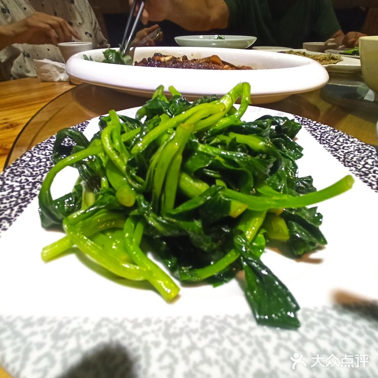 脆炸桑叶是这里的一道特色菜，香脆可口特别好吃