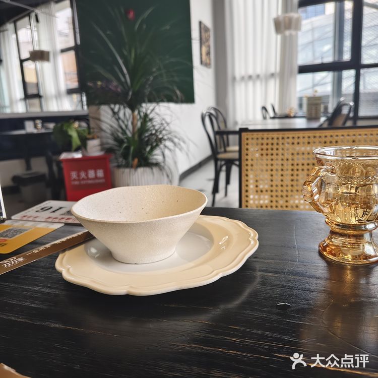 菠萝饭也很惊艳！端上来时，菠萝的清甜果香就直钻鼻腔