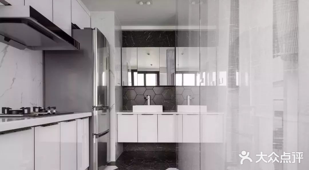 53㎡小户型，用黑白灰制造浪漫二人世界~[礼花]