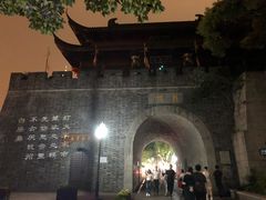 -吴山路夜市