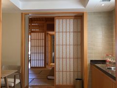 二楼小客厅及吧台，胶囊咖啡机是标配-北京古北水镇御舍温泉酒店