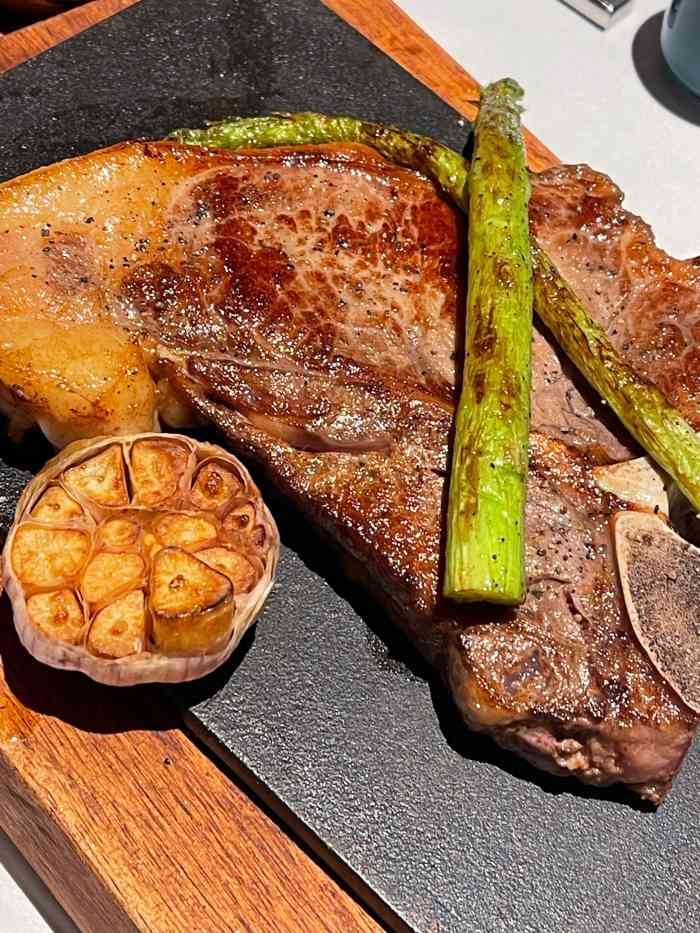 闺蜜小聚  [服务铃]服务:服务还算可以 就是最后一个牛排上的太慢了!