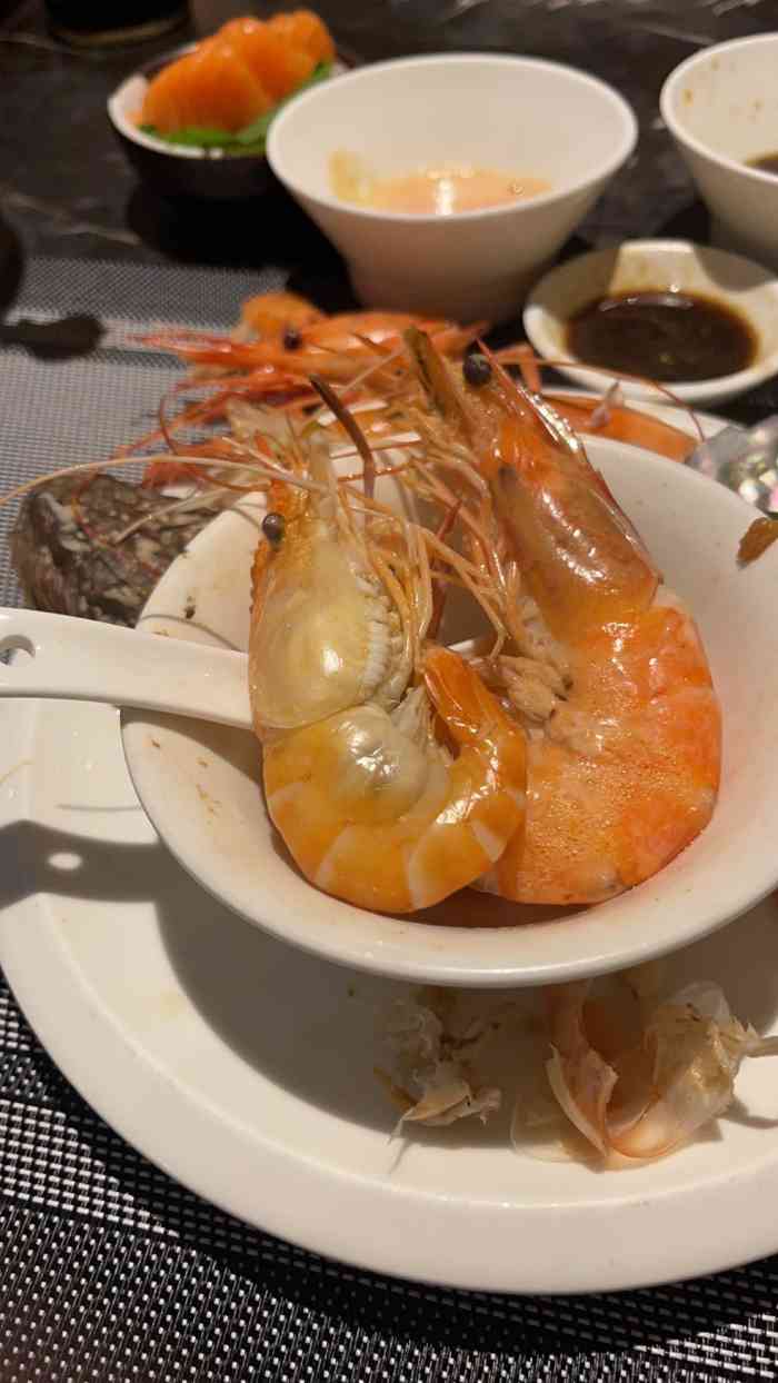 半岛翡丽海鲜自助餐厅-"已经开了好久的自助餐厅,面积很大,食材的.